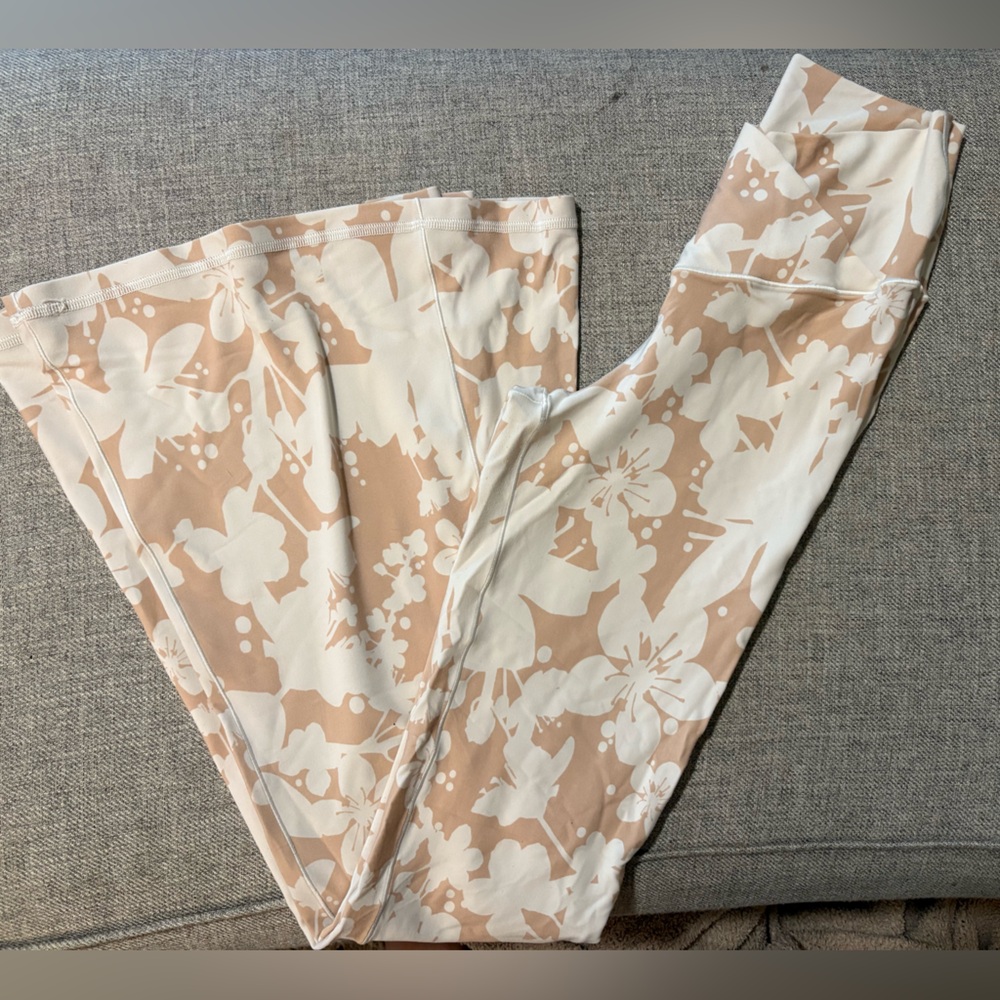 Aerie Crossover Flare Floral Print Leggings in Beige and White